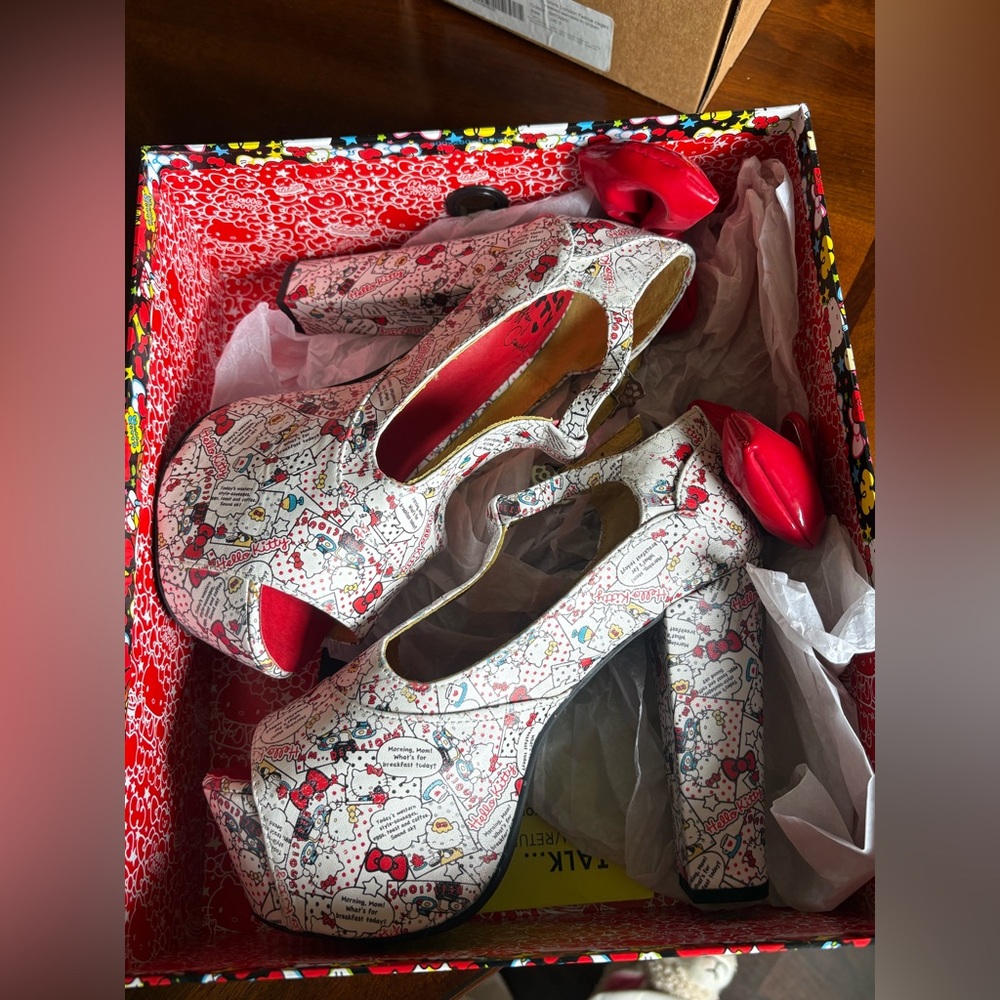 Sanrio Hello Kitty x Jeffrey Campbell
HK White Comic Print Platform
(LIMITED ED)